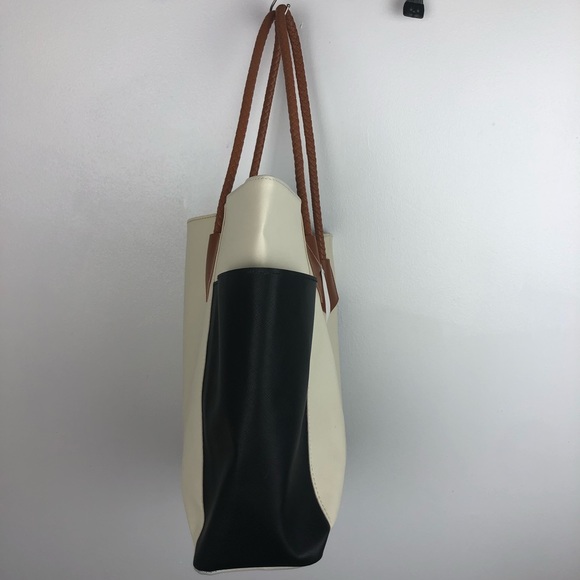 Super Cute NWOT Cream & Black Tote Bag Size 16 x 12 x 5 - Picture 4 of 6